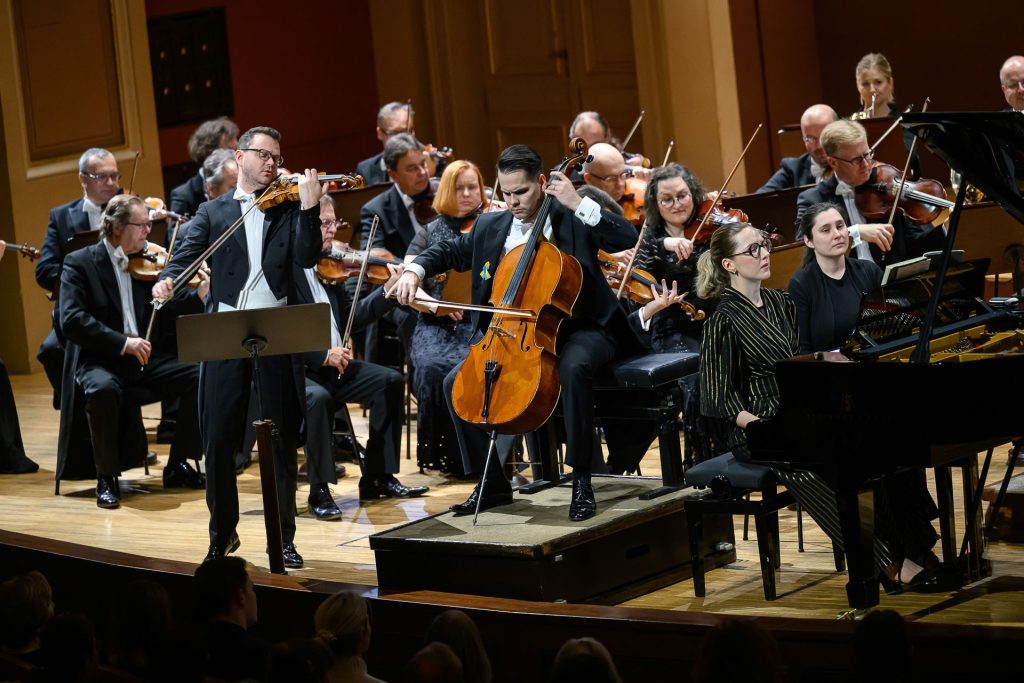 Česká filharmonie: Giovanni Antonini, 14. ledna 2026, Rudolfinum, Dvořákova síň – Jan Fišer, Václav Petr a Karolina Pancernaite (zdroj Česká filharmonie)