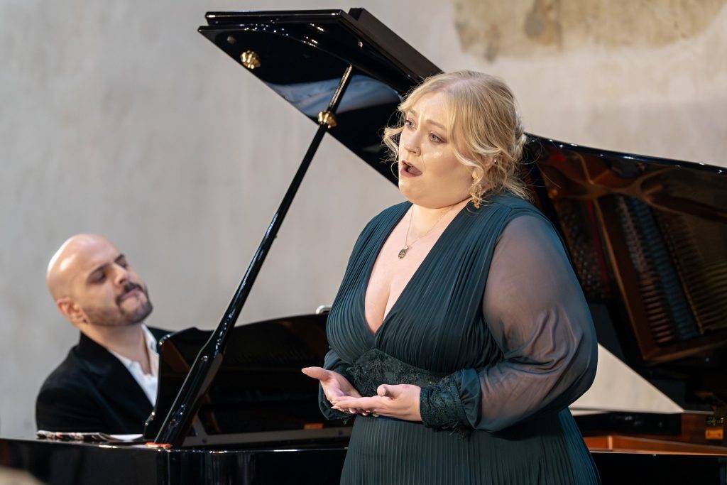 Ahmad Hedar, Kathleen O’Mara 25. ledna 2026, sál Novoměstské radnice, Karlovo náměstí, Praha (zdroj Nachtigall Artists Management, foto Petr Dyrc)