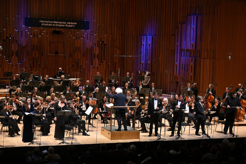 Leoš Janáček: Věc Makropulos, 15. ledna 2026, Barbican Centre, Londýn – Doubravka Novotná, Marlis Petersen, Sir Simon Rattle, Svatopluk Sem, Aleš Briscein, Peter Hoare, Jan Martiník a London Symphony Orchestra (foto Mark Allan)