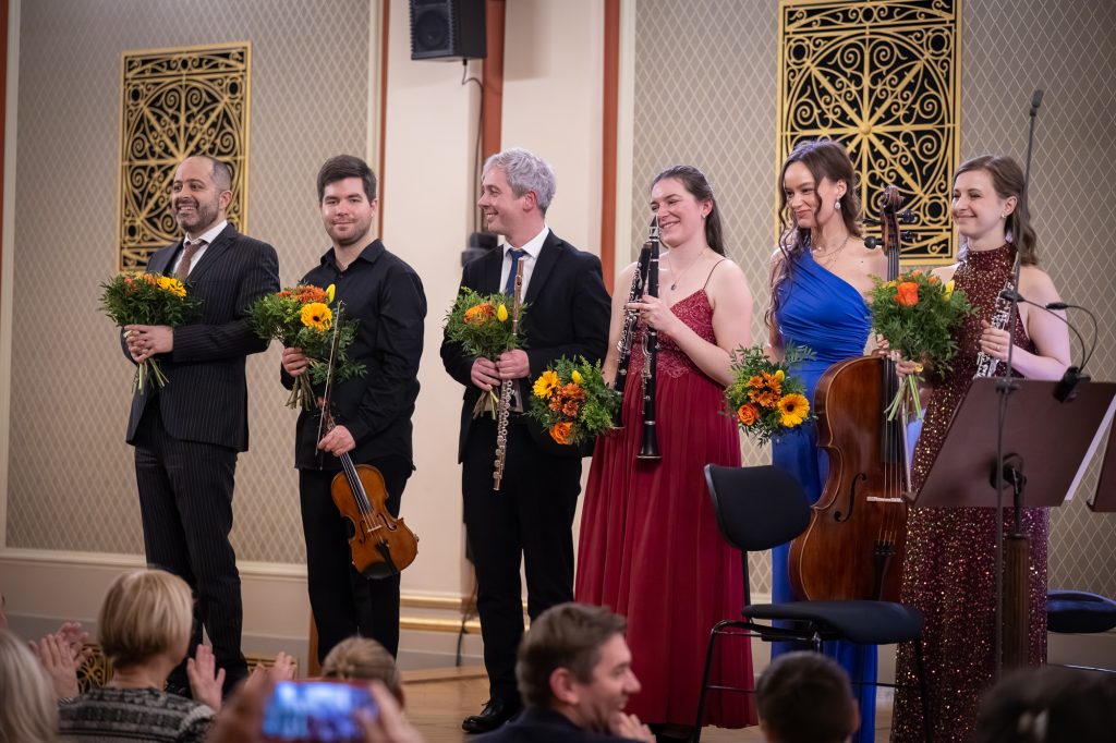 Český spolek pro komorní hudbu • Mahan Esfahani, 13. ledna 2026, Rudolfinum, Sukova síň, Praha – Mahan Esfahani, Aneta Šudáková, Oto Reiprich, Barbora Trnčíková, Anna Paulová, Milan Al-Ashhab (zdroj Česká filharmonie)