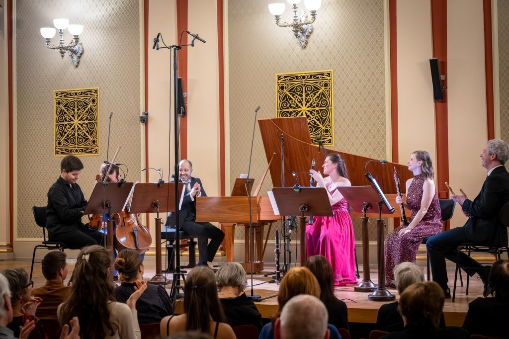 Český spolek pro komorní hudbu • Mahan Esfahani, 13. ledna 2026, Rudolfinum, Sukova síň, Praha – Mahan Esfahani, Aneta Šudáková, Oto Reiprich, Barbora Trnčíková, Anna Paulová, Milan Al-Ashhab (zdroj Česká filharmonie)