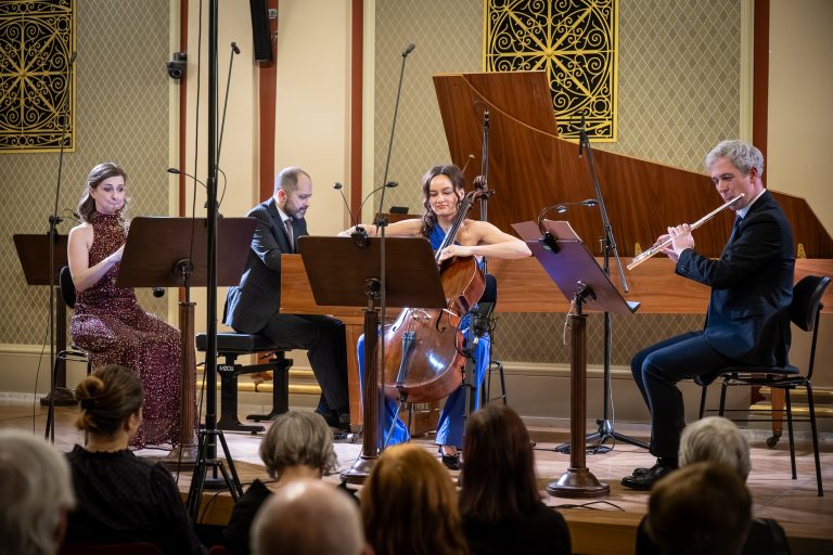 Český spolek pro komorní hudbu • Mahan Esfahani, 13. ledna 2026, Rudolfinum, Sukova síň, Praha – Mahan Esfahani, Aneta Šudáková, Oto Reiprich, Barbora Trnčíková (zdroj Česká filharmonie)