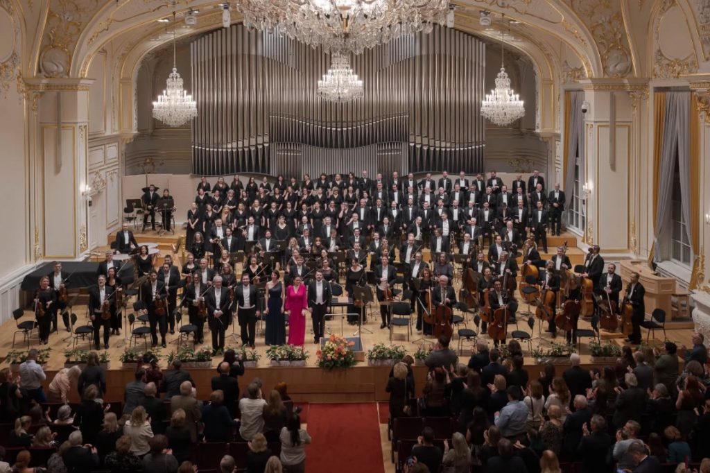 Slovenská filharmónia: Antonín Dvořák – Svatební košile, 30. ledna 2026, koncertní síň Slovenské filharmonie, Bratislava – Petr Altrichter, Richard Samek, Simona Šaturová, Jiří Brückler, Slovenská filharmónia a Slovenský filharmonický zbor (foto Alexander Trizuljak)