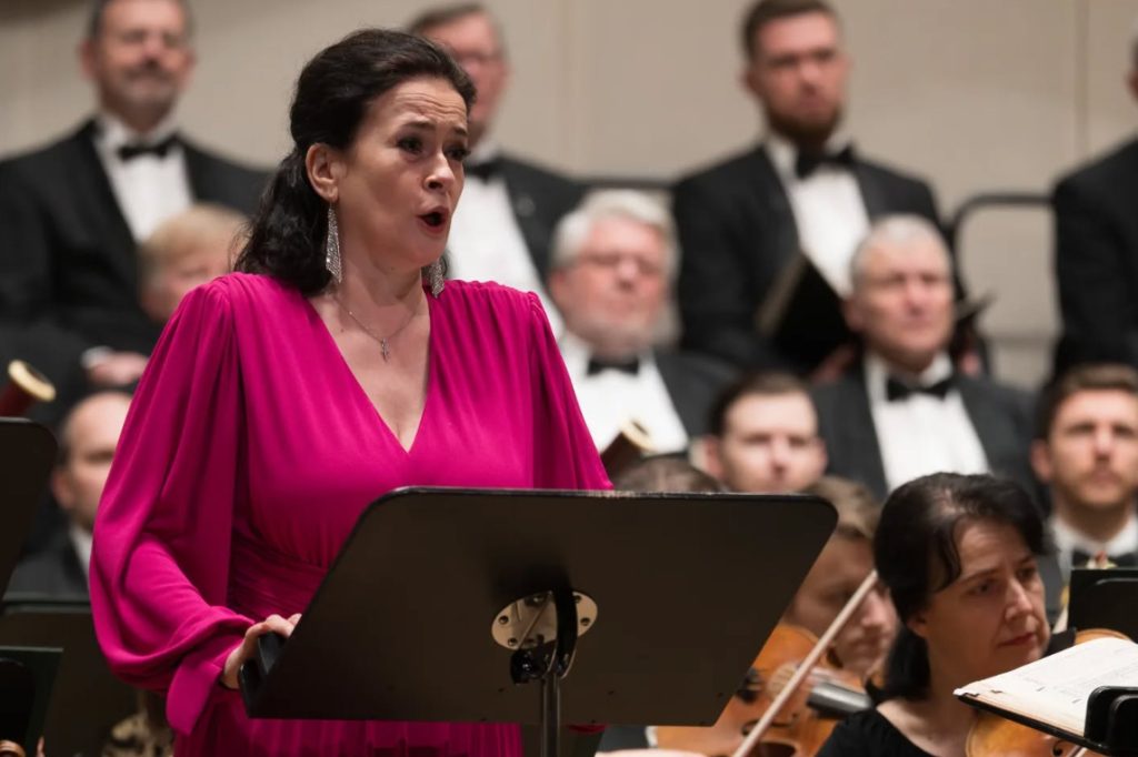 Slovenská filharmónia: Antonín Dvořák – Svatební košile, 30. ledna 2026, koncertní síň Slovenské filharmonie, Bratislava – Simona Šaturová, Slovenská filharmónia a Slovenský filharmonický zbor (foto Alexander Trizuljak)