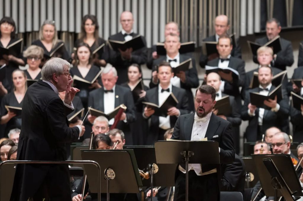 Slovenská filharmónia: Antonín Dvořák – Svatební košile, 30. ledna 2026, koncertní síň Slovenské filharmonie, Bratislava – Petr Altrichter, Jiří Brückler, Slovenská filharmónia a Slovenský filharmonický zbor (foto Alexander Trizuljak)