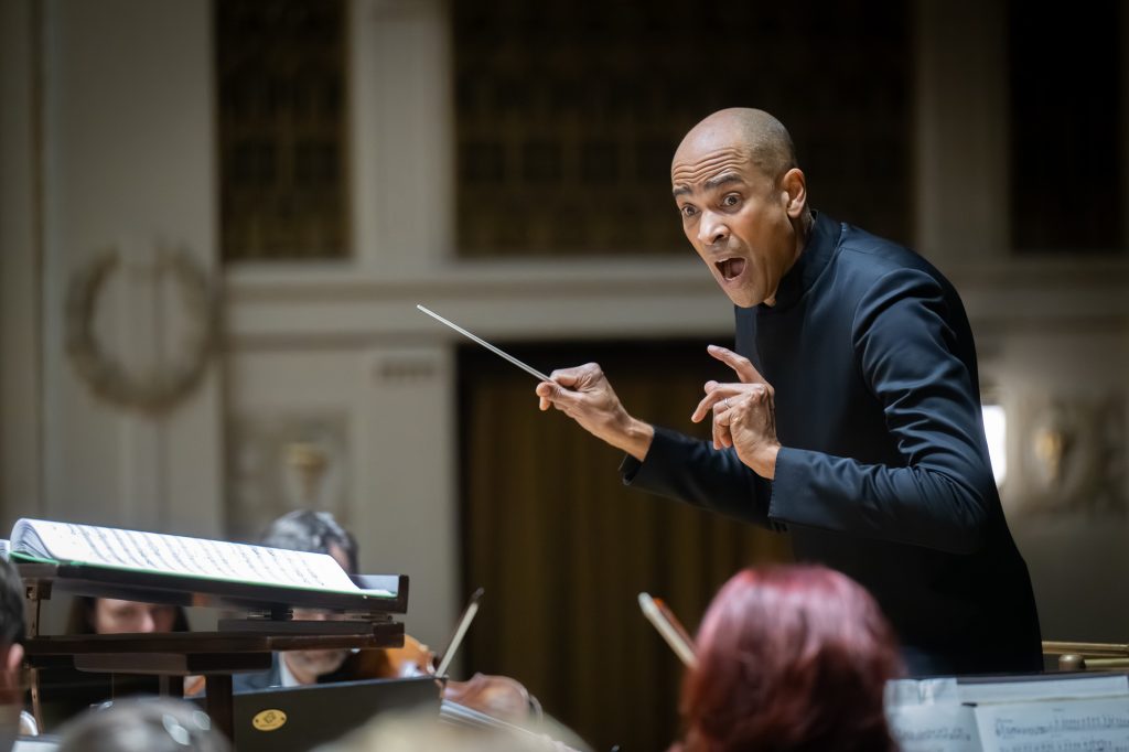 Kevin John Edusei, 5. února 2026, Rudolfinum, Praha (zdroj Symfonický orchestr hl. m. Prahy FOK, foto Ivan Malý)