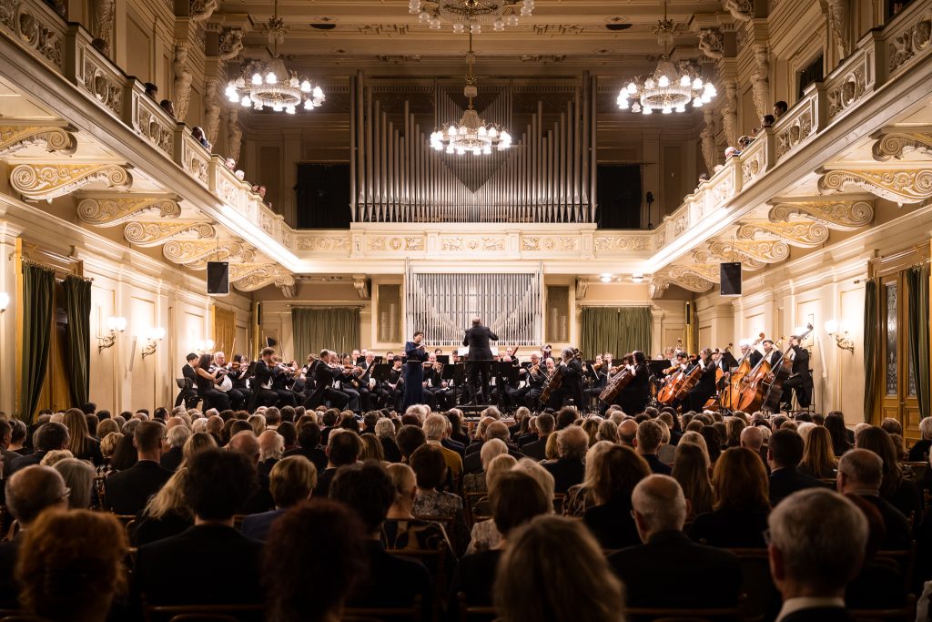 Trojhvězdí německého romantismu, 5. února 2026, Besední dům v Brně –⁠⁠⁠⁠⁠⁠ Sharon Kam, Ivor Bolton, Filharmonie Brno (foto Jan Prokopius)