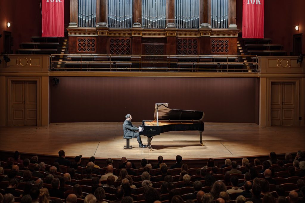 Jan Bartoš, 7. února 2026, Rudolfinum, Praha (zdroj Symfonický orchestr hl. m. Prahy FOK, foto Hana Görlichová)