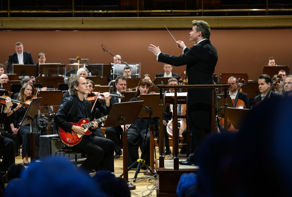 Česká filharmonie a Bryce Dessner: Bryce Dessner, Jakub Hrůša, 4. února 2026, Rudolfinum, Dvořákova síň, Praha (zdroj Česká filharmonie)