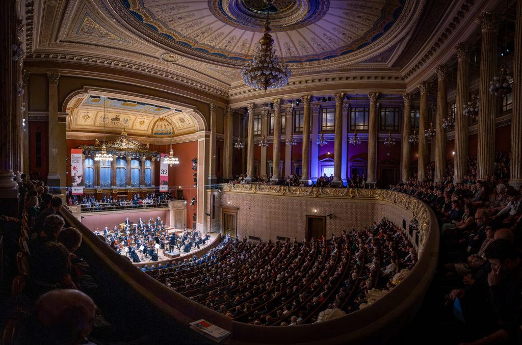 Prague Philharmonia: Beethoven. Schumann, 8. února 2026, Dvořákova síň, Rudolfinum – Eugene Tzigane a Prague Philharmonia (foto Ivan Malý)
