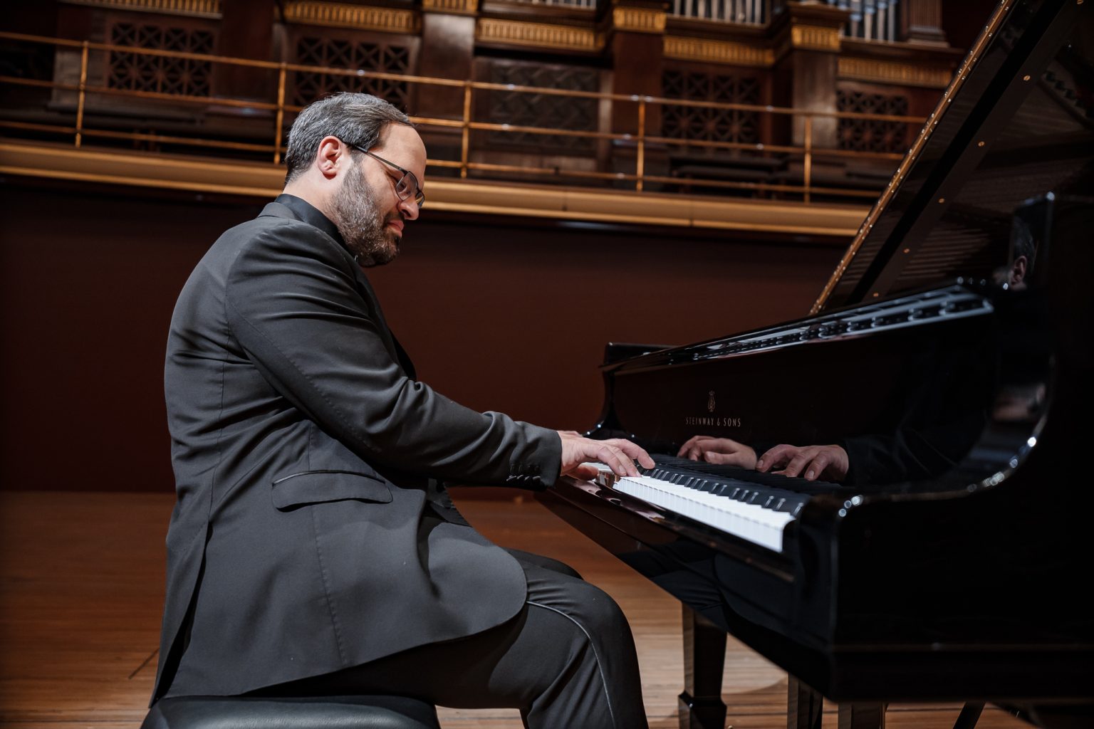 Jan Bartoš, 7. února 2026, Rudolfinum, Praha (zdroj Symfonický orchestr hl. m. Prahy FOK, foto Hana Görlichová)