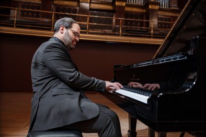 Jan Bartoš, 7. února 2026, Rudolfinum, Praha (zdroj Symfonický orchestr hl. m. Prahy FOK, foto Hana Görlichová)