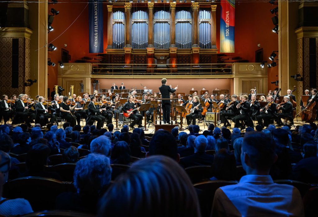 Česká filharmonie a Bryce Dessner: Bryce Dessner, Jakub Hrůša, Česká filharmonie, 4. února 2026, Rudolfinum, Dvořákova síň, Praha (zdroj Česká filharmonie)