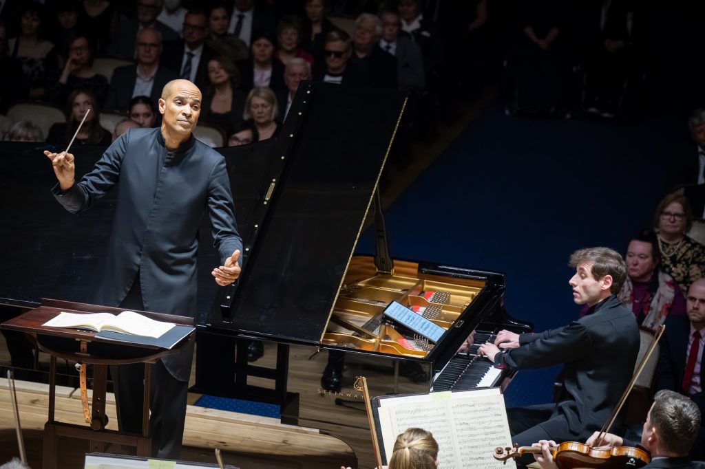 Kevin John Edusei, Boris Giltburg, 5. února 2026, Rudolfinum, Praha (zdroj Symfonický orchestr hl. m. Prahy FOK, foto Ivan Malý)