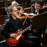 Česká filharmonie a Bryce Dessner: Bryce Dessner, 4. února 2026, Rudolfinum, Dvořákova síň, Praha (zdroj Česká filharmonie)