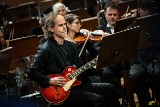 Česká filharmonie a Bryce Dessner: Bryce Dessner, 4. února 2026, Rudolfinum, Dvořákova síň, Praha (zdroj Česká filharmonie)