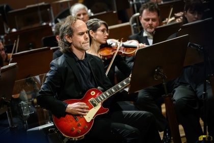 Česká filharmonie a Bryce Dessner: Bryce Dessner, 4. února 2026, Rudolfinum, Dvořákova síň, Praha (zdroj Česká filharmonie)