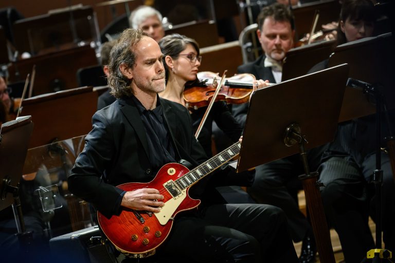 Česká filharmonie a Bryce Dessner: Bryce Dessner, 4. února 2026, Rudolfinum, Dvořákova síň, Praha (zdroj Česká filharmonie)