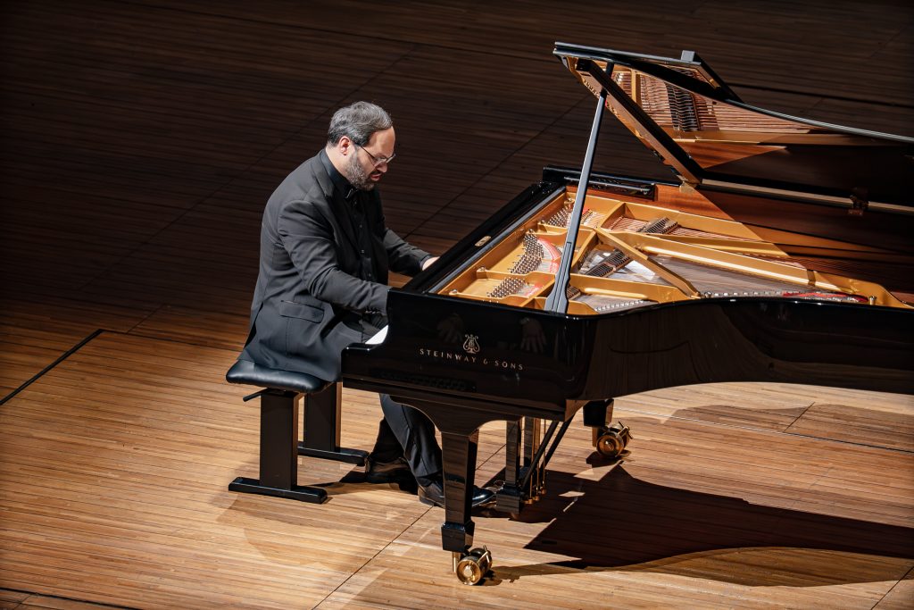 Jan Bartoš, 7. února 2026, Rudolfinum, Praha (zdroj Symfonický orchestr hl. m. Prahy FOK, foto Hana Görlichová)