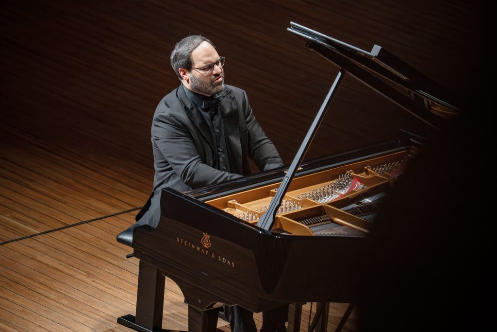 Jan Bartoš, 7. února 2026, Rudolfinum, Praha (zdroj Symfonický orchestr hl. m. Prahy FOK, foto Hana Görlichová)