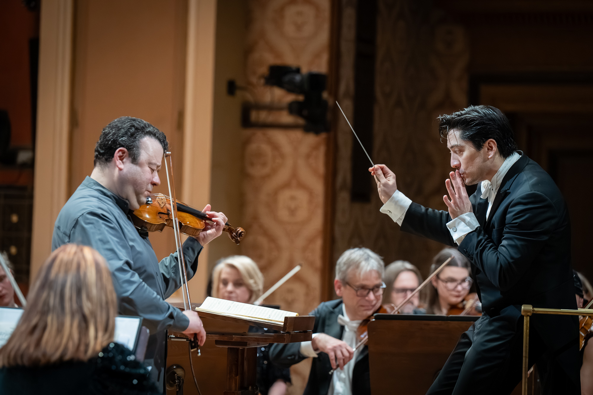 Prague Philharmonia: Beethoven. Schumann, 8. února 2026, Dvořákova síň, Rudolfinum – Vadim Gluzman, Eugene Tzigane a Prague Philharmonia (foto Ivan Malý)