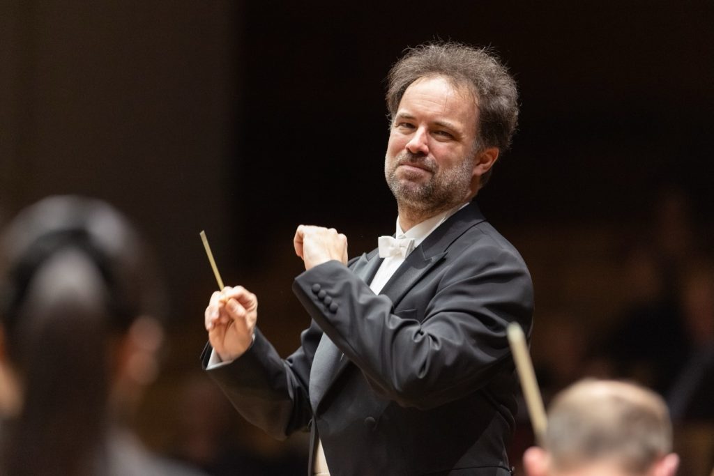 Łukasz Borowicz, 23. února 2026, Sukova síň Domu hudby Pardubice (zdroj Komorní filharmonie Pardubice, foto František Renza)