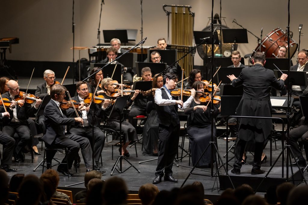 Elán mladých: Richard Kollert, Jakub Klecker, Janáčkova filharmonie Ostrava, 26. února 2026, kino Vesmír, Ostrava (zdroj Janáčkova filharmonie Ostrava, foto Maxim Bajza)