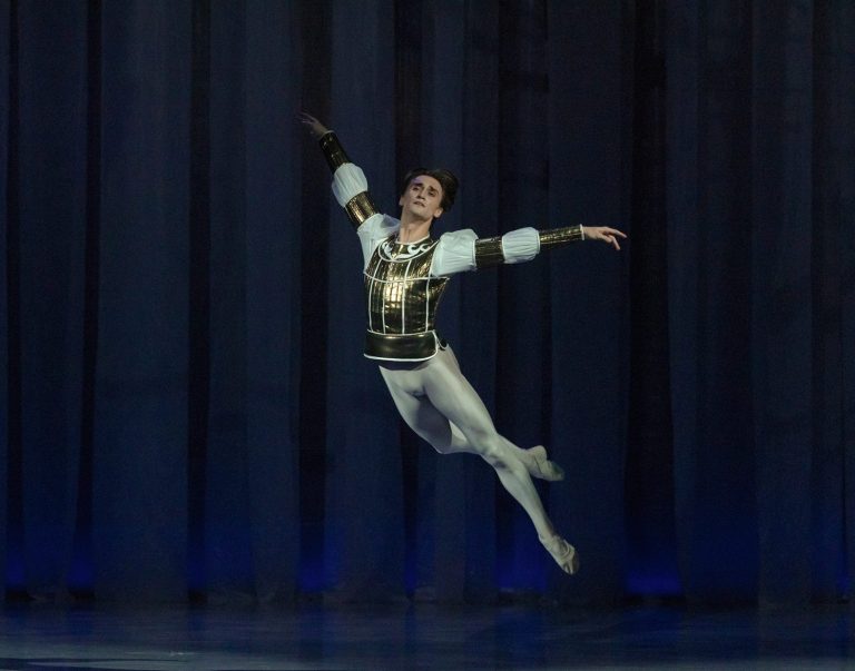 Petr Iljič Čajkovskij: Labutí jezero, Moravské divadlo Olomouc – Aurélien Jeandot (foto Tereza Hrubá)