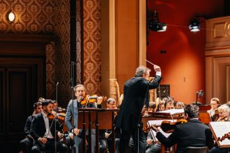 Jonathan Nott a Christian Tetzlaff, 23. února 2026, Rudolfinum – Christian Tetzlaff, Jonathan Nott, Symfonický orchestr Českého rozhlasu (foto Matěj Komár)