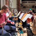 Liška Bystrouška na zkoušce probírá partituru se skupinou fléten (zdroj Janáčkova filharmonie Ostrava