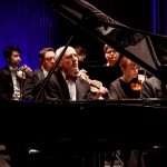 Sólo pro Igora Ardaševa a Koncert pro orchestr, 26. února 2026, Janáčkovo divadlo, Brno – Igor Ardašev a Filharmonie Brno (foto Marek Olbrzymek)