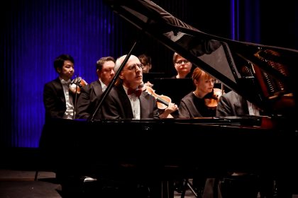 Sólo pro Igora Ardaševa a Koncert pro orchestr, 26. února 2026, Janáčkovo divadlo, Brno – Igor Ardašev a Filharmonie Brno (foto Marek Olbrzymek)