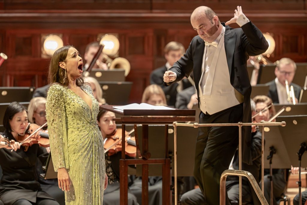 Nachtigall Artists: Nadine Sierra, 14. února 2026, Obecní dům, Smetanova síň, Praha – Nadine Sierra, Rastislav Štúr a Prague Philharmonia (foto Petr Dyrc)