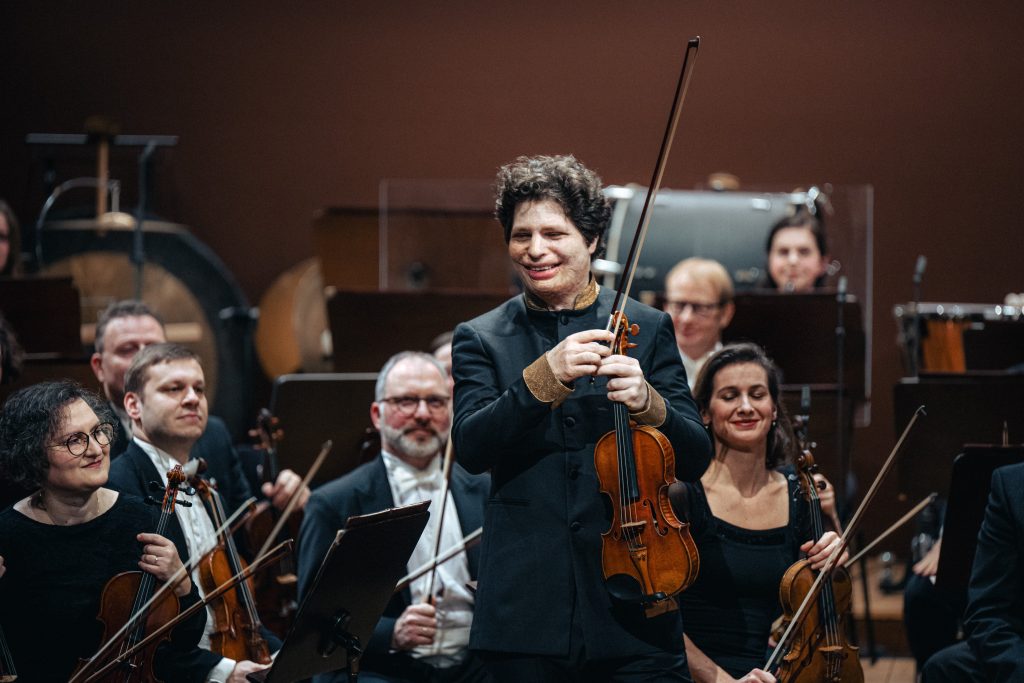 Česká filharmonie • Jakub Hrůša, 11. února 2026, Rudolfinum, Dvořákova síň, Praha – Augustin Hadelich a Česká filharmonie (foto Petr Chodura)