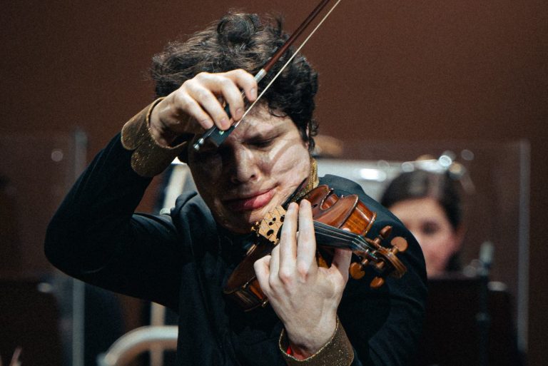 Česká filharmonie • Jakub Hrůša, 11. února 2026, Rudolfinum, Dvořákova síň, Praha – Augustin Hadelich a Česká filharmonie (foto Petr Chodura)