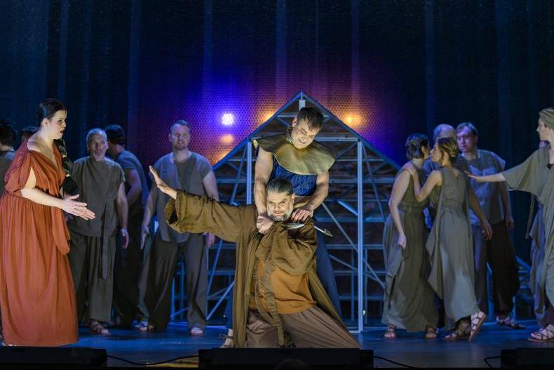 Gioacchino Rossini: MOJŽÍŠ A FARAON aneb Přechod Rudého moře – Veronika Rovná, Martin Gurbaľ, Martin Javorský, Betty (foto Martin Popelář)