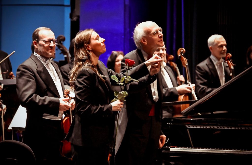 Sólo pro Igora Ardaševa a Koncert pro orchestr, 26. února 2026, Janáčkovo divadlo, Brno – Lucie Leguay, Igor Ardašev a Filharmonie Brno (foto Marek Olbrzymek)