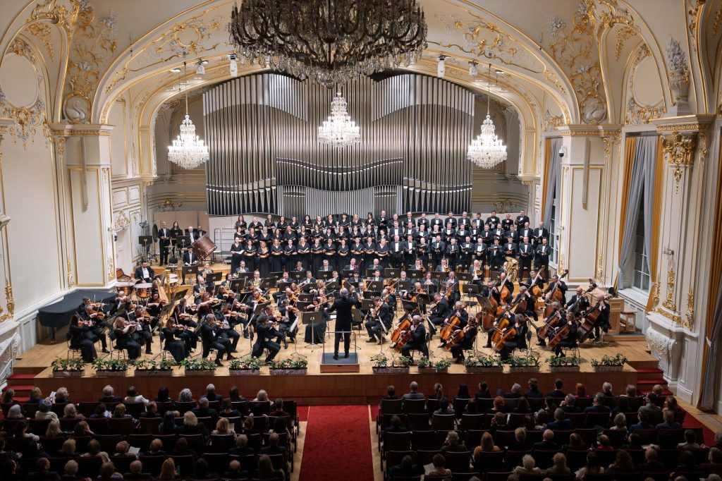 Daniel Raiskin, Slovenská filharmonie, Slovenský filharmonický sbor, 26. února 2026, Koncertní síň Slovenské filharmonie, Bratislava (zdroj Slovenská filharmonie, foto A. Trizuljak)