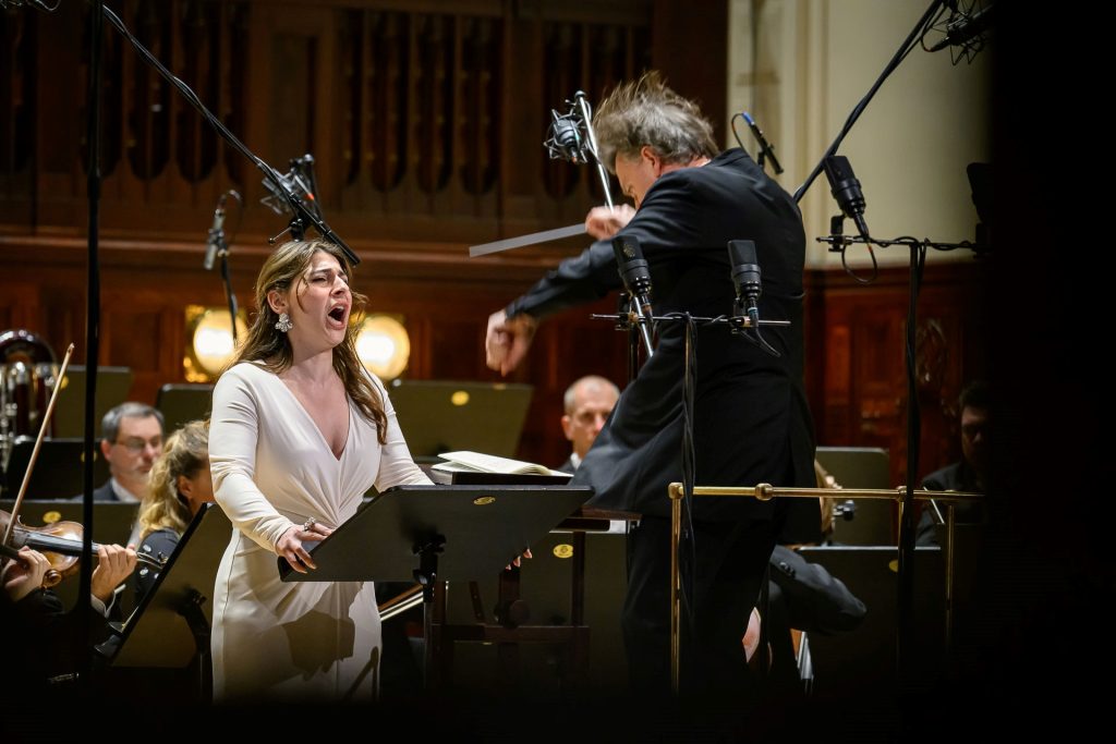 Bella Adamova, Tomáš Netopil, Symfonický orchestr hl. m. Prahy FOK, 4. března 2026, Obecní dům, Smetanova síň, Praha (zdroj Symfonický orchestr hl. m. Prahy FOK, foto Petra Hajská)
