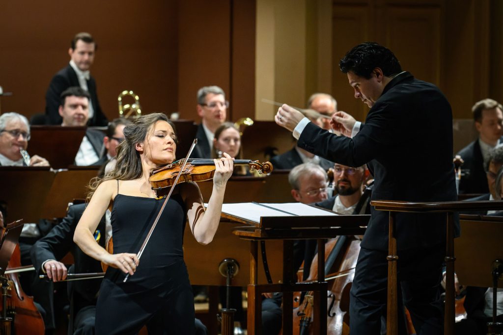 Česká filharmonie • Cristian Măcelaru, 25. března 2026, Rudolfinum, Dvořákova síň, Praha – Nicola Benedetti a Cristian Măcelaru (foto Petra Hajská)