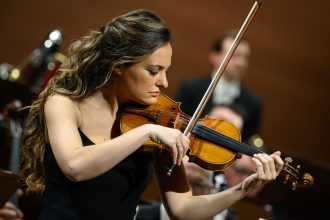 Česká filharmonie • Cristian Măcelaru, 25. března 2026, Rudolfinum, Dvořákova síň, Praha – Nicola Benedetti (foto Petra Hajská)