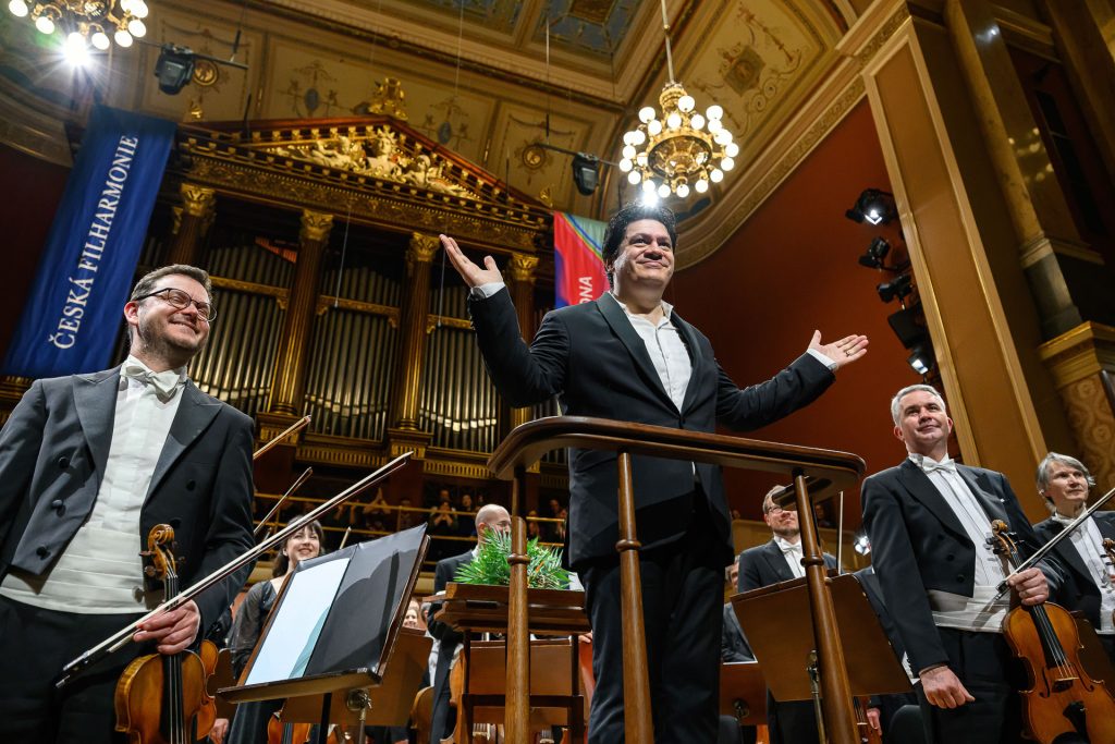 Česká filharmonie • Cristian Măcelaru, 25. března 2026, Rudolfinum, Dvořákova síň, Praha – Cristian Măcelaru a Česká filharmonie (foto Petra Hajská)