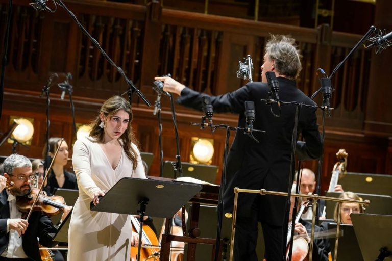 Bella Adamova, Tomáš Netopil, Symfonický orchestr hl. m. Prahy FOK, 4. března 2026, Obecní dům, Smetanova síň, Praha (zdroj Symfonický orchestr hl. m. Prahy FOK, foto Petra Hajská)