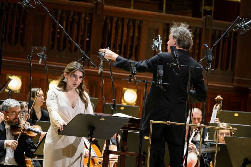 Bella Adamova, Tomáš Netopil, Symfonický orchestr hl. m. Prahy FOK, 4. března 2026, Obecní dům, Smetanova síň, Praha (zdroj Symfonický orchestr hl. m. Prahy FOK, foto Petra Hajská)