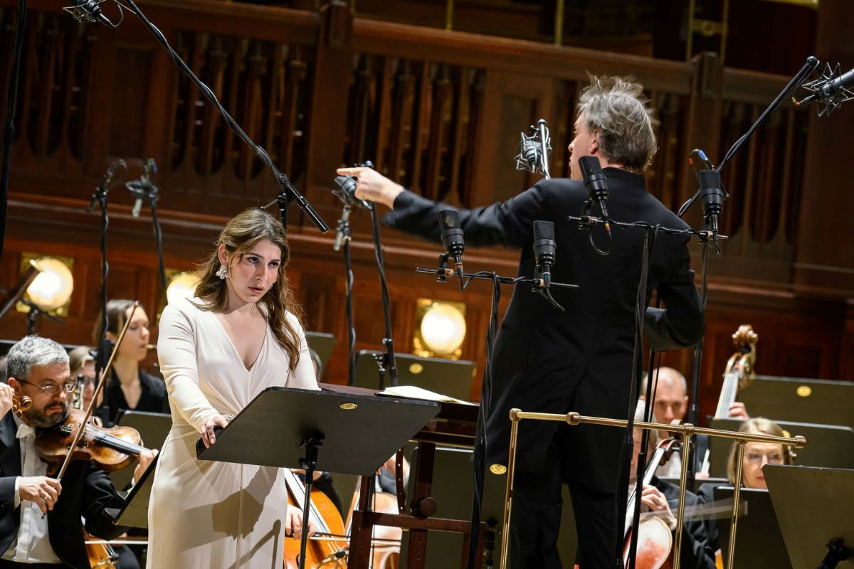 Bella Adamova, Tomáš Netopil, Symfonický orchestr hl. m. Prahy FOK, 4. března 2026, Obecní dům, Smetanova síň, Praha (zdroj Symfonický orchestr hl. m. Prahy FOK, foto Petra Hajská)