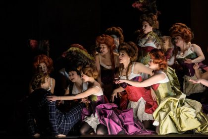 Richard Wagner: Parsifal – Matthew Newlin (Parsifal), Sbor Státní opery a Sbor Národního divadla, Státní opera, Praha (zdroj Národní divadlo, foto Serghei Gherciu)