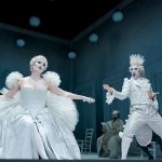 Florian Leopold Gassmann: L´opera seria – Julie Fuchs (Stonatrilla), Josh Lovell (Ritornello), Roberto de Candia (Delirio), Theater an der Wien, Vídeň, 2026 (zdroj MusikTheater an der Wien, foto Werner Kmetitsch)