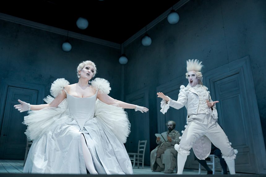 Florian Leopold Gassmann: L´opera seria – Julie Fuchs (Stonatrilla), Josh Lovell (Ritornello), Roberto de Candia (Delirio), Theater an der Wien, Vídeň, 2026 (zdroj MusikTheater an der Wien, foto Werner Kmetitsch)