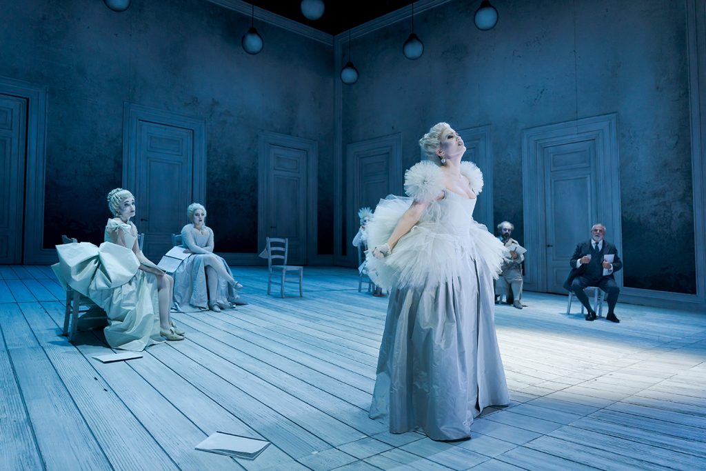 Florian Leopold Gassmann: L´opera seria – Julie Fuchs (Stonatrilla), Serena Gamberoni (Porporina), Andrea Carroll (Smorfiosa), Josh Lovell (Ritornello), Roberto de Candia (Delirio), Pietro Spagnoli (Fallito), Theater an der Wien, Vídeň, 2026 (zdroj MusikTheater an der Wien, foto Werner Kmetitsch)