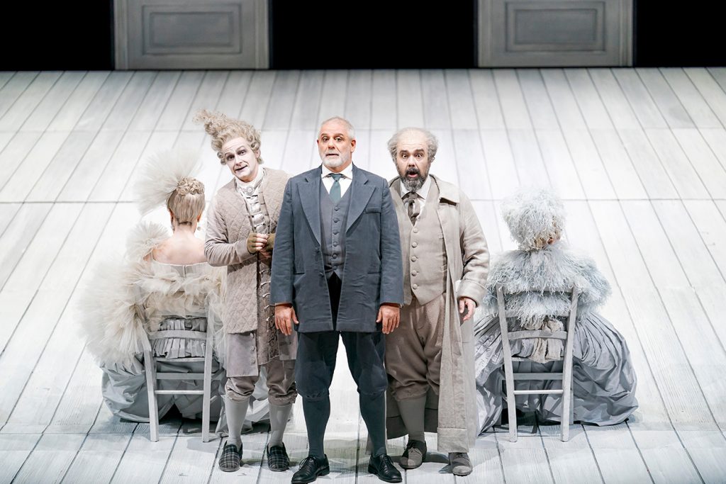 Florian Leopold Gassmann: L´opera seria – Petr Nekoranec (Sospiro), Pietro Spagnoli (Fallito), Roberto de Candia (Delirio), Julie Fuchs (Stonatrilla), Andrea Carroll (Smorfiosa), Theater an der Wien, Vídeň, 2026 (zdroj MusikTheater an der Wien, foto Werner Kmetitsch)